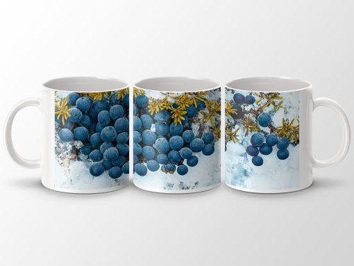 Juniper Berries Winter Snow Design Accent Mugs — izobraženie 2