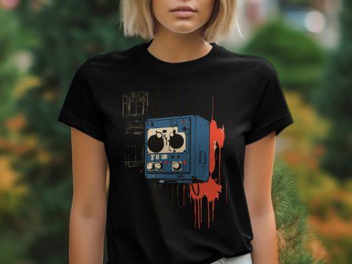 Retro elektronska oprema dizajn, Grafički moderni majica, Unikatni poklon za ljubitelje tehnologije, Kul majica sa štampom